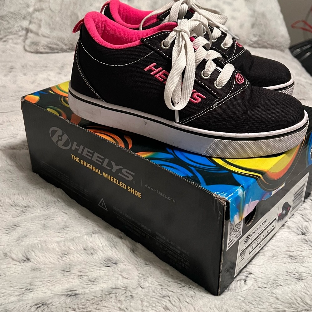 Girl’s Heelys shoes